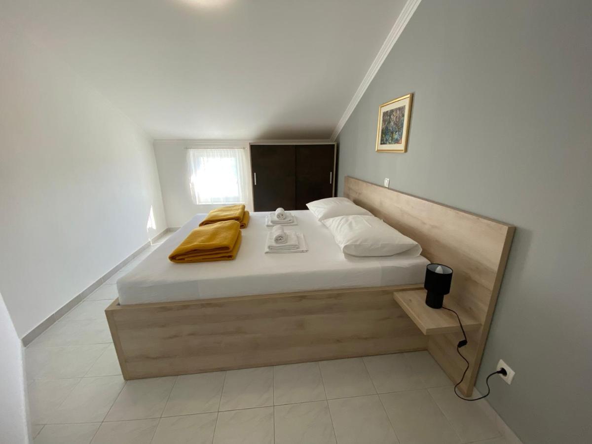 Emanuela 1 Apartment